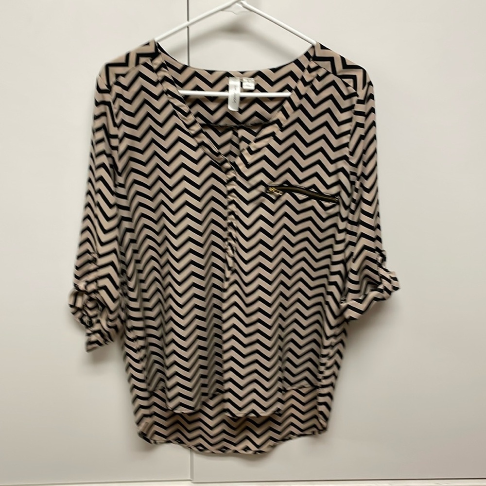 Tacera Blouse black/beige zig zag pattern Sz Lg 100% polyester Gold zip pocket
